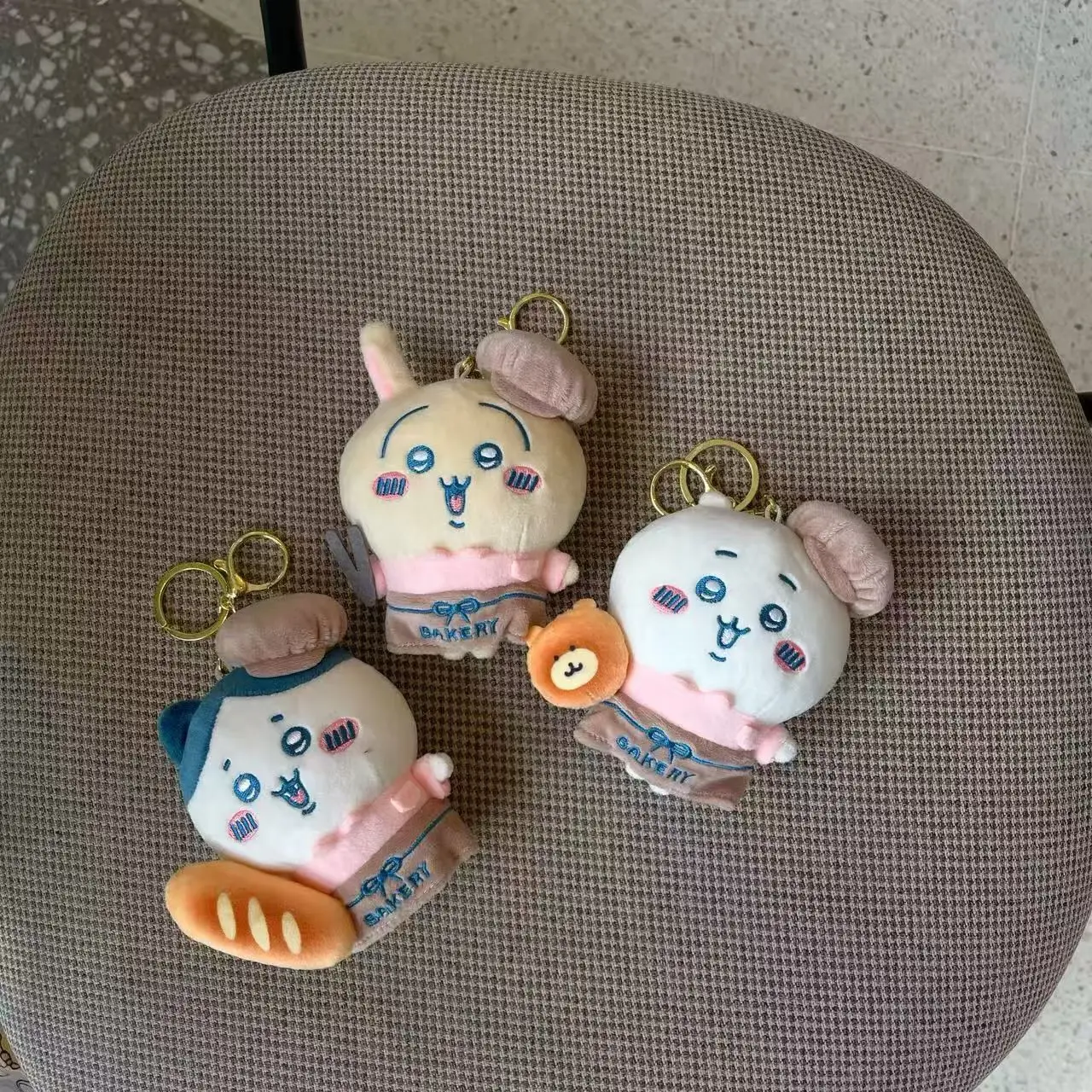 jiyiBakery Serie Plüsch-Schlüsselanhänger Niedlicher Usagi Hachiware Taschenanhänger Weicher Flauschiger Sammler-Accessoire für Fans und Teenager – Detail 3