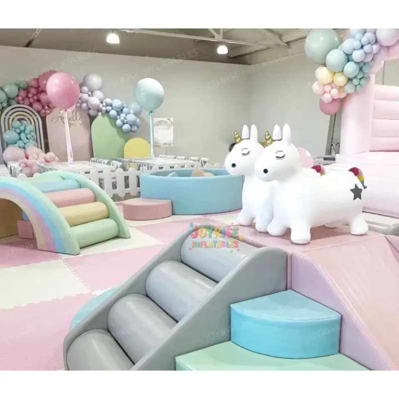 Maßgeschneidertes Indoor-Spielplatzset für Kinder. Günstige weiche Spielgeräte mit Ballbecken und Zäunen für die Vermietung von Geburtstagsfeiern