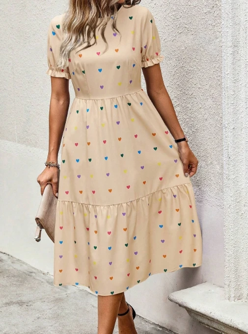 Vestido de manga corta estampado en forma de corazón con falda larga y cuello redondo