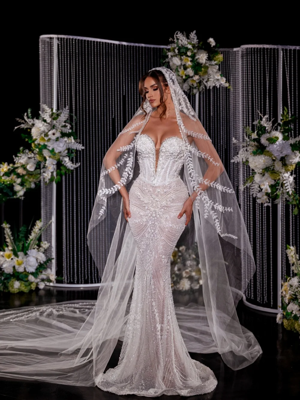 Witte boeiende kralen trouwjurk met cape prachtige illusie zeemeermin bruidsjurk 2026 op maat gemaakte lange jurken voor bruid