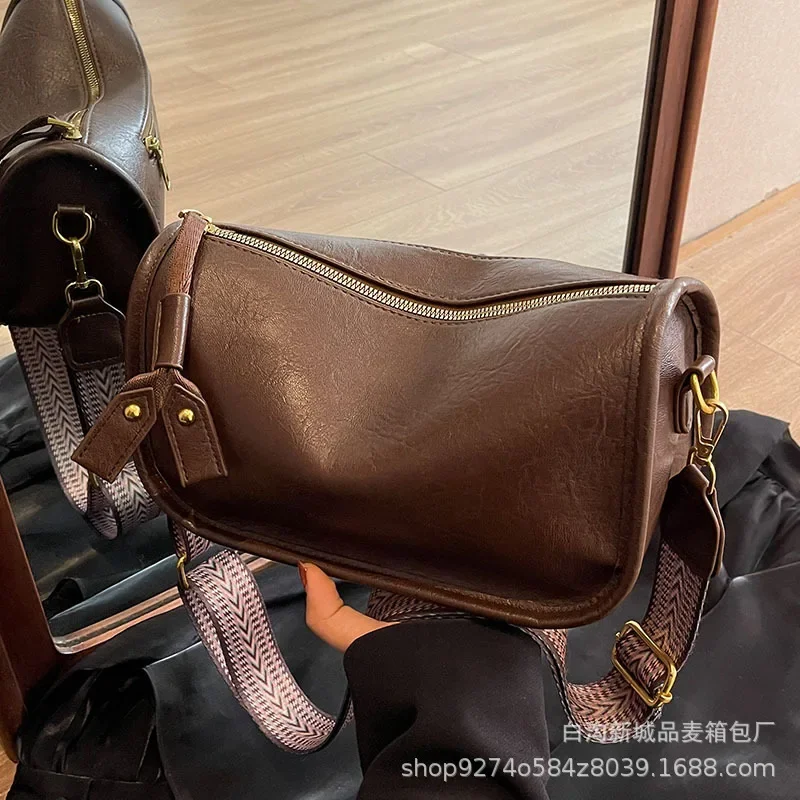 

2025 Fashion - Forward! Women's Soft Cigarette Box Shoulder Bag - Retro Chic Vibe, Flexible Crossbody Option Ideal for Commuting
