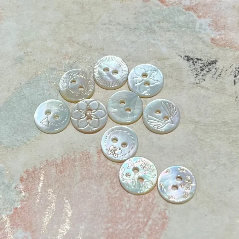 10 قطعة/الحقيبة أزرار قذيفة الطبيعية الأبيض أم اللؤلؤ توليب فراشة روز تصميم ل قميص صياغة الليزر اثنين من الثقوب أزرار