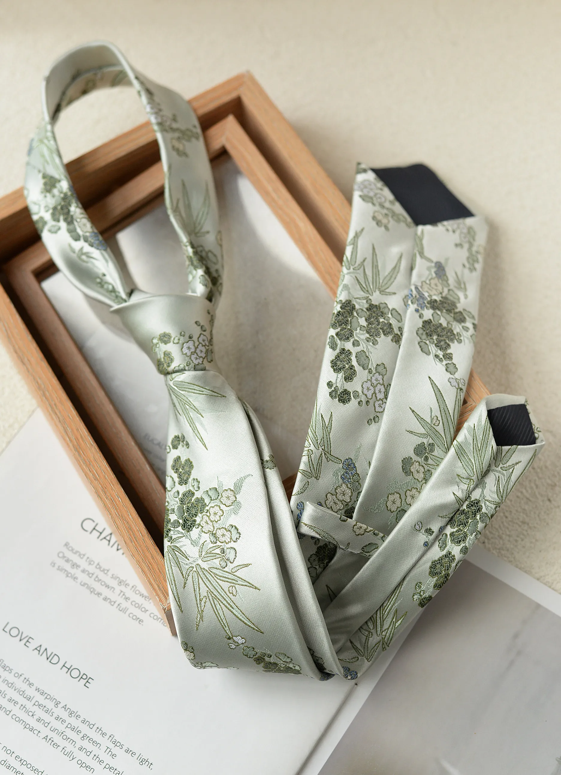 8cm Neue Blumenkrawatte für Herren Vintage Luxus-Krawatte mit Bambus- & Blumenmuster für Anzug und Hemd – Detail 9