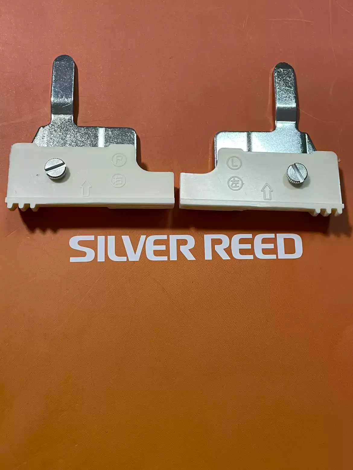 

Комплект вспомогательных деталей Silver Reed SRP60N для вязальной машины, левый и правый помощники, сменные запчасти для ткацкого станка