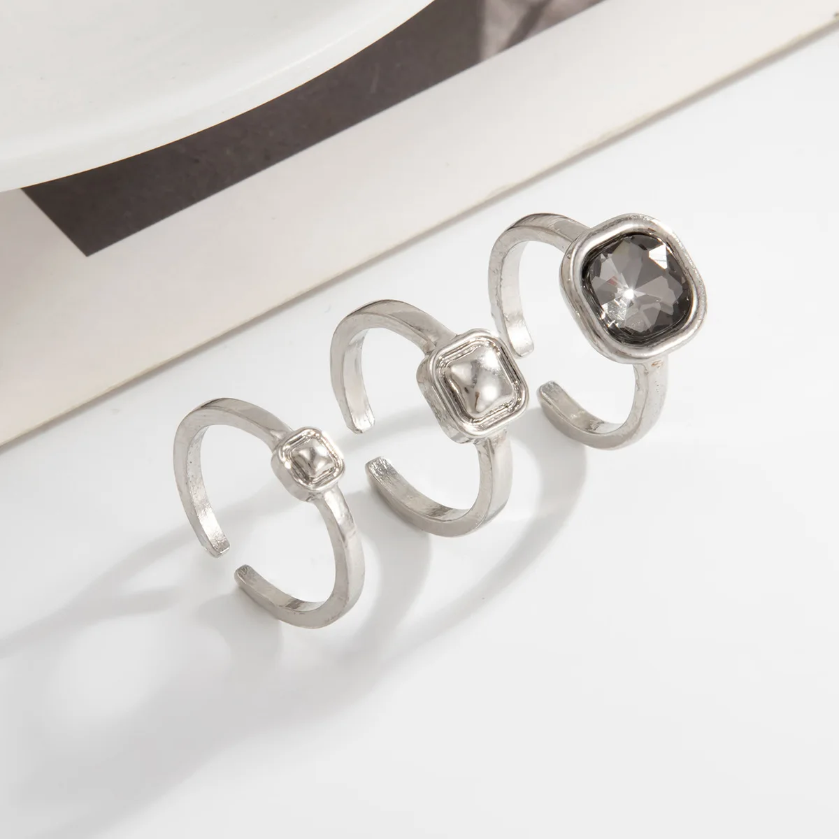 New Grey Crystal Geometric Ring Women Minimalist Design Silver Color Square Finger Rings Asymmetrical Zircon Daily Wear Jewelry