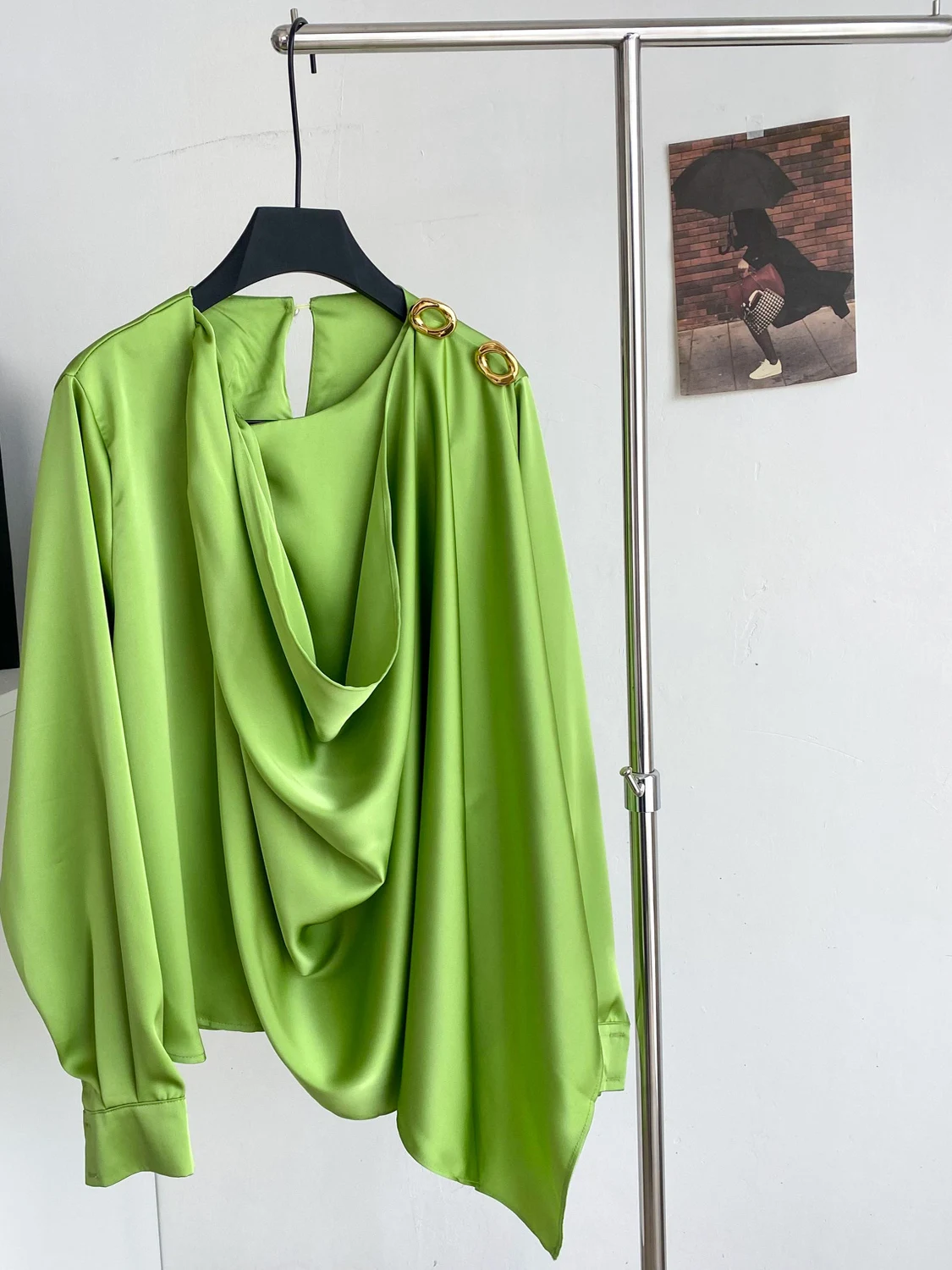 ヴィンテージ風エレガントサテン無地長袖スイングカラーブラウス　ファッションシャツ　シックなトップス　フェアリー風秋物レディース服