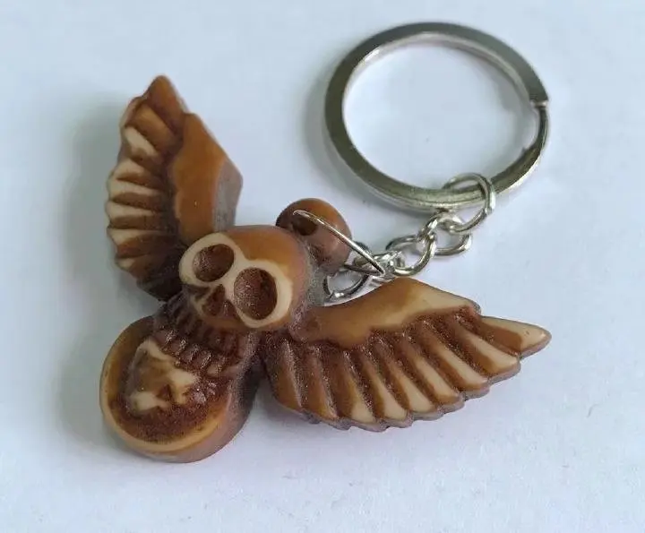 15 pcs Cool Boy Men's demon skull wing Totem Keyrings Imitation Yak Bone Carved Resin Keychains Car Key Rings Jewelry Gifts  ymm