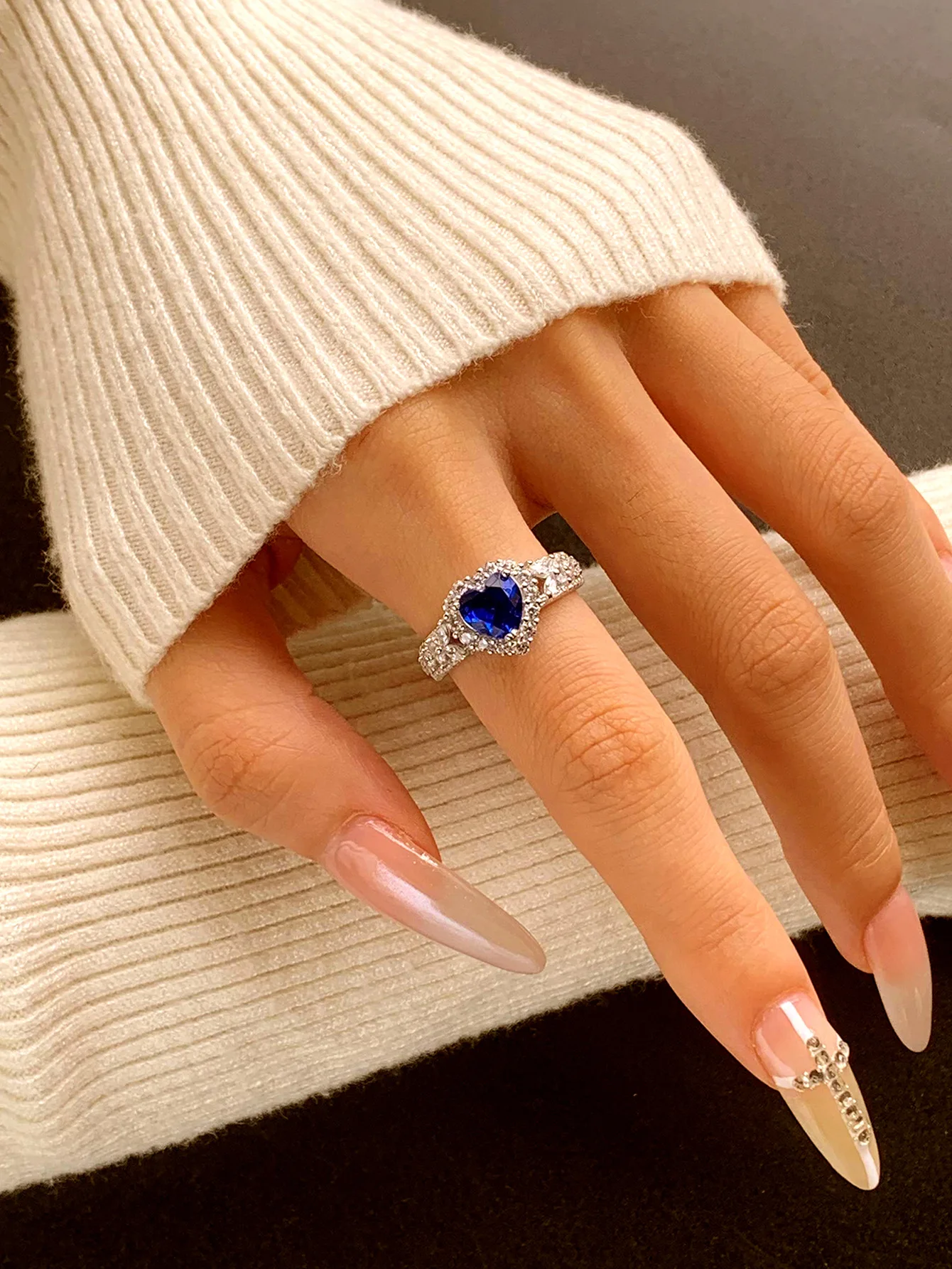 

S925 Sterling Silver Palace-Style Heart-Shaped Blue Zircon Inlaid Ring, Elegant Hollow-Out Design with a Refined High-End Feel