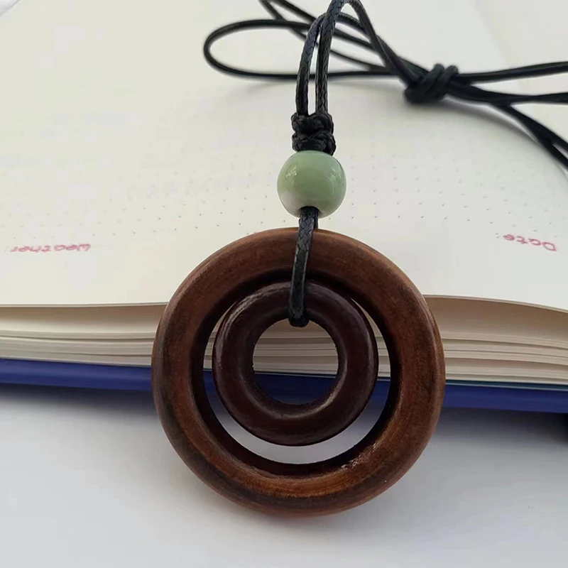 Anillo de madera creativo de estilo étnico, colgante tejido, cadena larga para suéter de mujer, collar antiguo