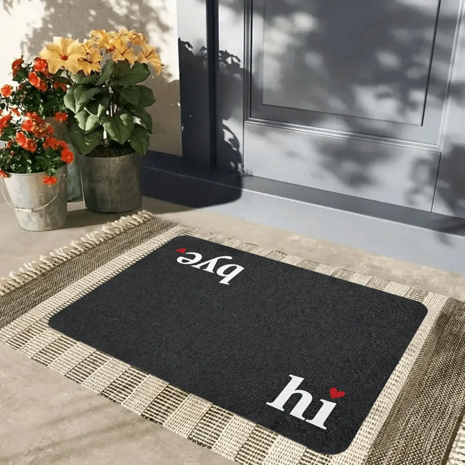 

Фланелевый коврик для двери с дизайном в форме сердца HI/Bye, нескользящий напольный коврик для использования внутри и снаружи помещений. С узорами в виде красных сердечек, черно-белый дизайн.