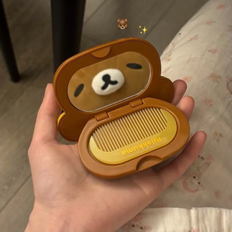 Espelho portátil dobrável de desenho animado Rilakkuma com pente de viagem, espelho de maquiagem portátil, conjunto de espelho e pente de maquiagem.