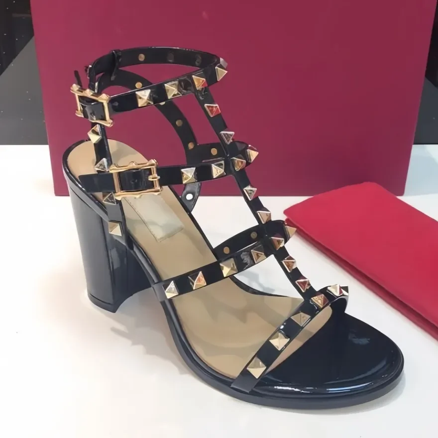 

V Sandals Luxury Designer High Heels Wedding Shoes Rivets Pepp Toes Sandals Chunky Heels 65cm 95cm Black Matte Leather Sandals S