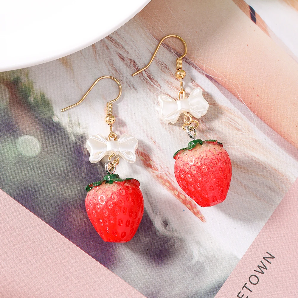 Aihua Koreanische Harz-Ohrringe mit Schleife und Erdbeere für Frauen und Kinder, Simulierte Frucht-Hängeohrringe, Geburtstags-Schmuck-Accessoires – Detail 2