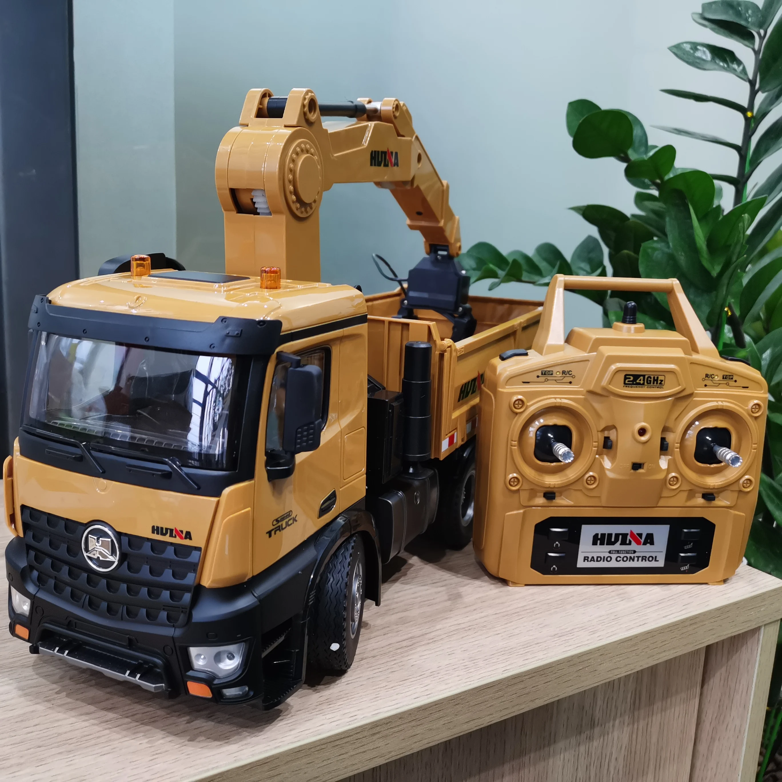 Huina 1/14 RC Control Alloy Timber Grapplo Dump Truck Remote  26 Channel Engineering Vehicle Electric Cars Toys for Boys Gifts