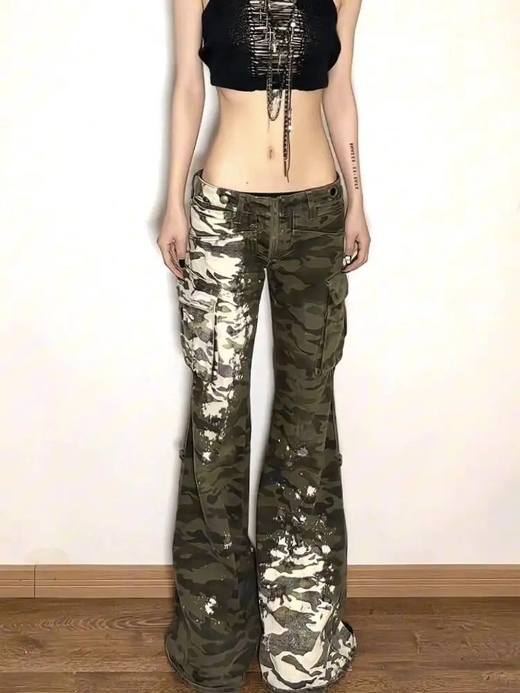 Jeans cargo camuflados com pintura em spray: calças largas Dystopian femininas de cintura baixa, estilo vintage grunge