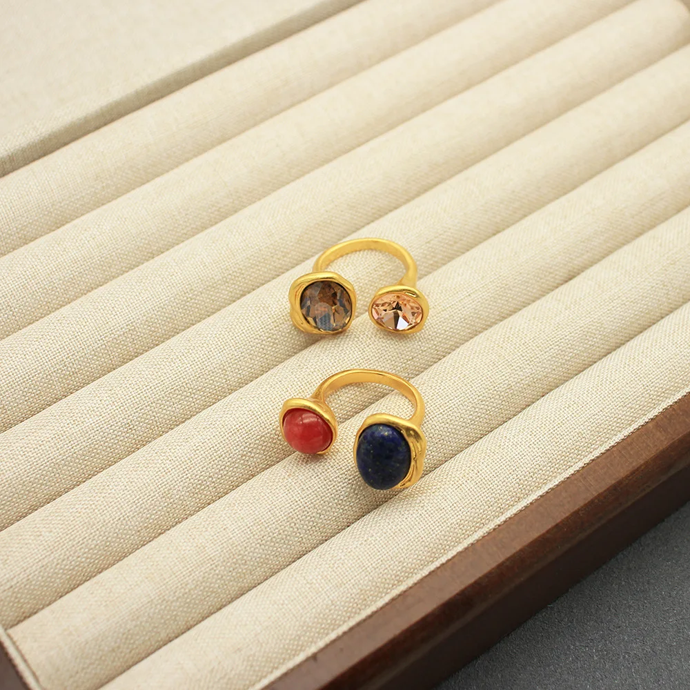 Vintage-inspired Plain Band Ring with Adjustable Opening, Featuring A Large Gemstone Setting and Natural Stone Embellishments