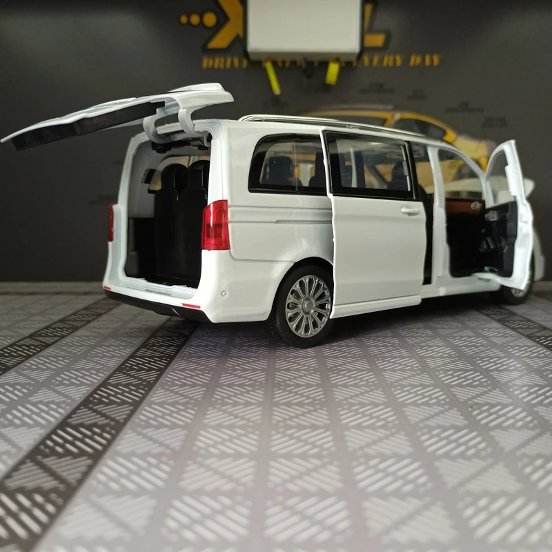 Simulación 1:24, modelo de vehículo comercial de aleación Mercedes Benz V260L, accesorios para coche, puertas y capó de motor, el maletero se puede abrir