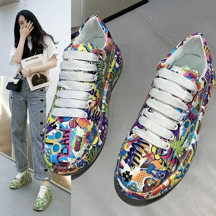 Sapatos esportivos femininos de sola grossa, tênis de grafite aumentado, sapatos brancos femininos, pintados à mão, 2023