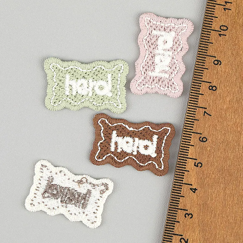 100 Stück 2x3,1cm Quadratische Buchstaben-Stickerei-Aufnäher für DIY Schuhe Hüte Hosen Socken - Kleidungszubehör Etiketten – Detail 3