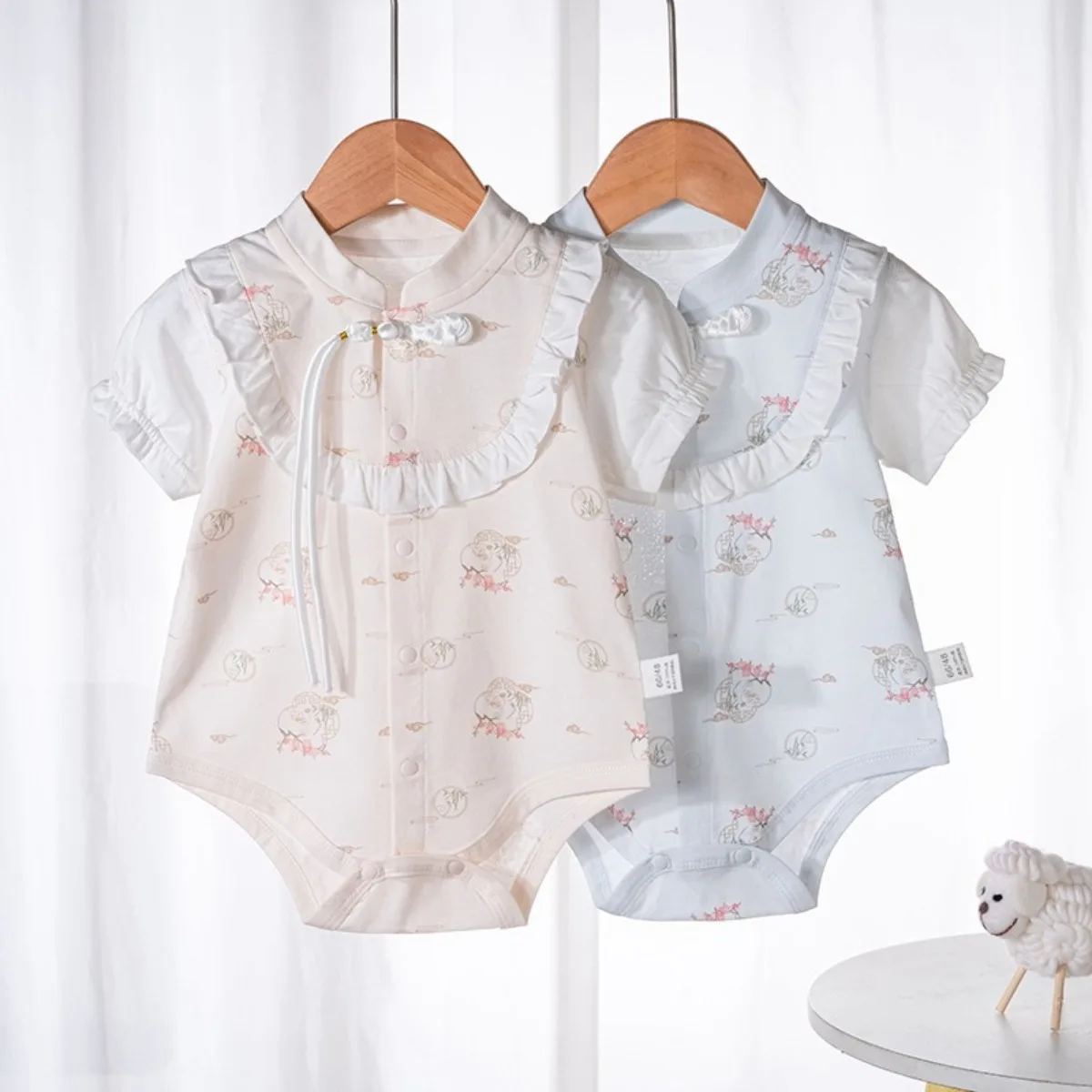 Vintage-Strampler im chinesischen Stil für Babys, Prinzessinnen-Overall mit Rüschenkragen, kurzärmelig, atmungsaktiver Baumwoll-Strampler, 0–12 Monate