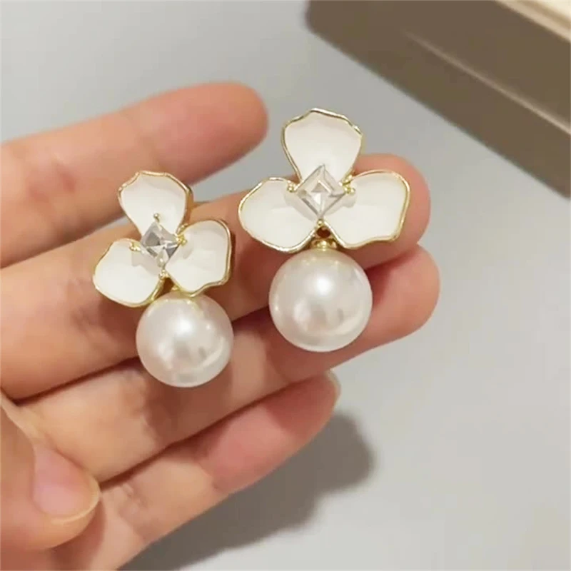 الأبيض اللؤلؤ الكرة المعلقات المرأة أقراط أذن منسدلة الأبيض المزجج زهرة أعلى ثلاث بتلات البوهيمي الزفاف الأذن مجوهرات 2025 جديد #4