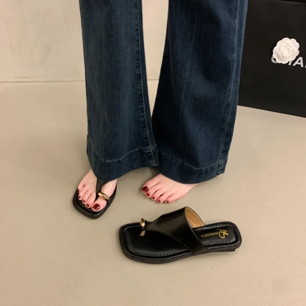 Damen Sommer Flip-Flops mit flacher Sohle, Zehenstegsandalen, eckige Zehenpartie, Kunstleder, weiche Sohle, rutschfeste Schuhe für Strandurlaub und Alltag – Detail 19