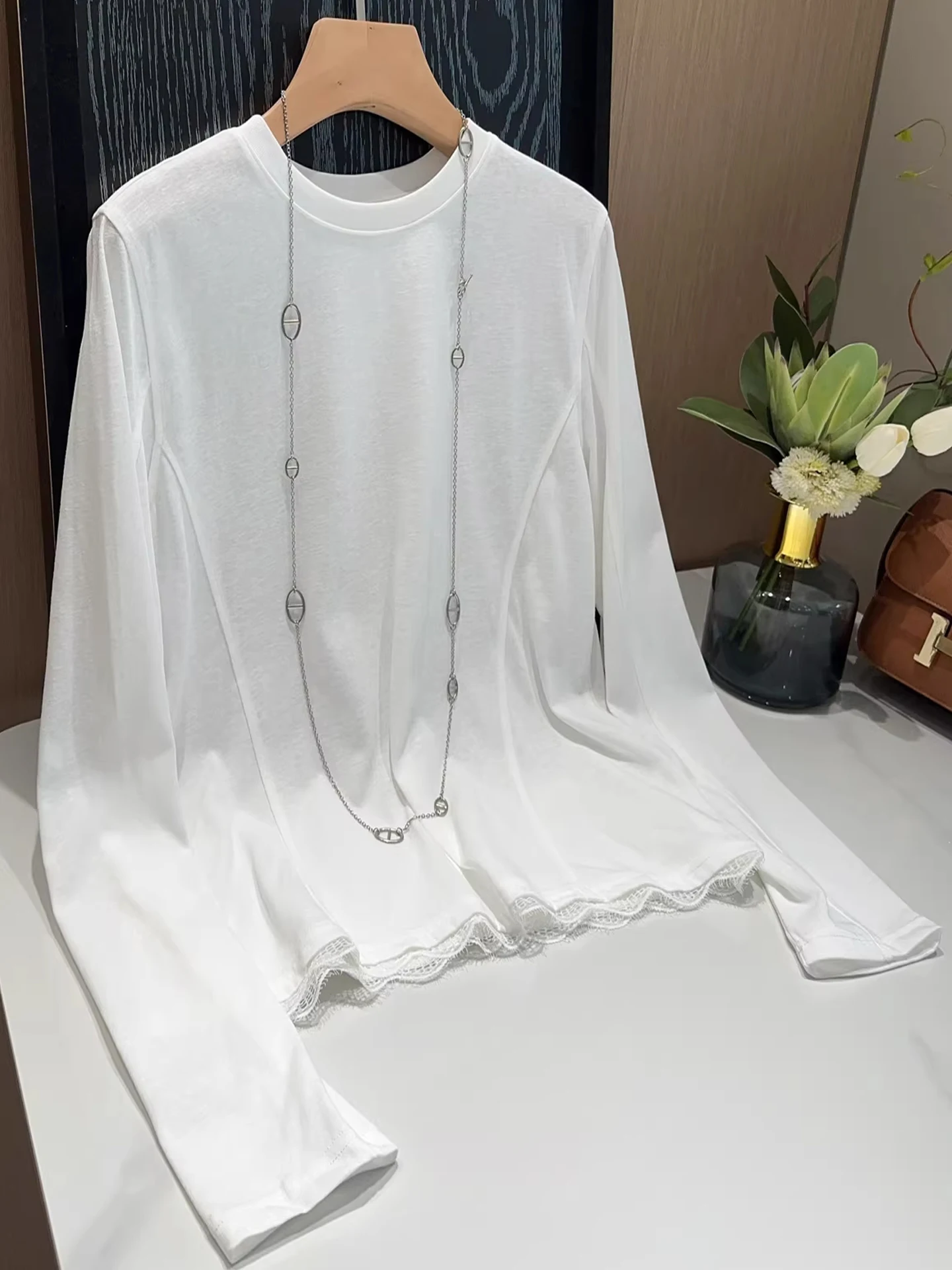 

Elegant White Long Sleeve T-Shirt Women's Spring 2026 New Style Lace Trim Hem Splicing Design Breathable Cotton Casual Top