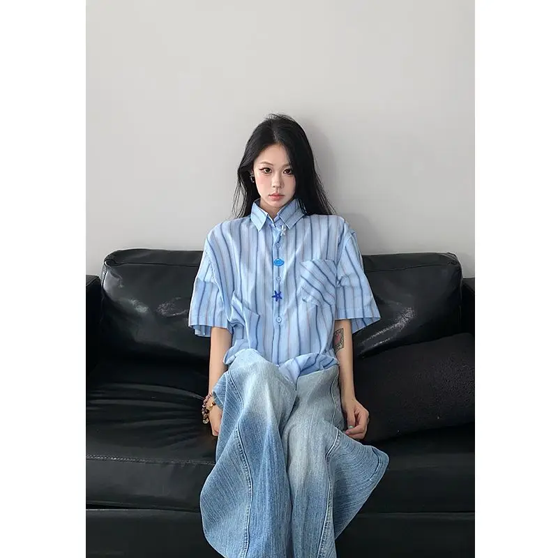 Camicetta estiva da donna a maniche corte con camicia a righe blu