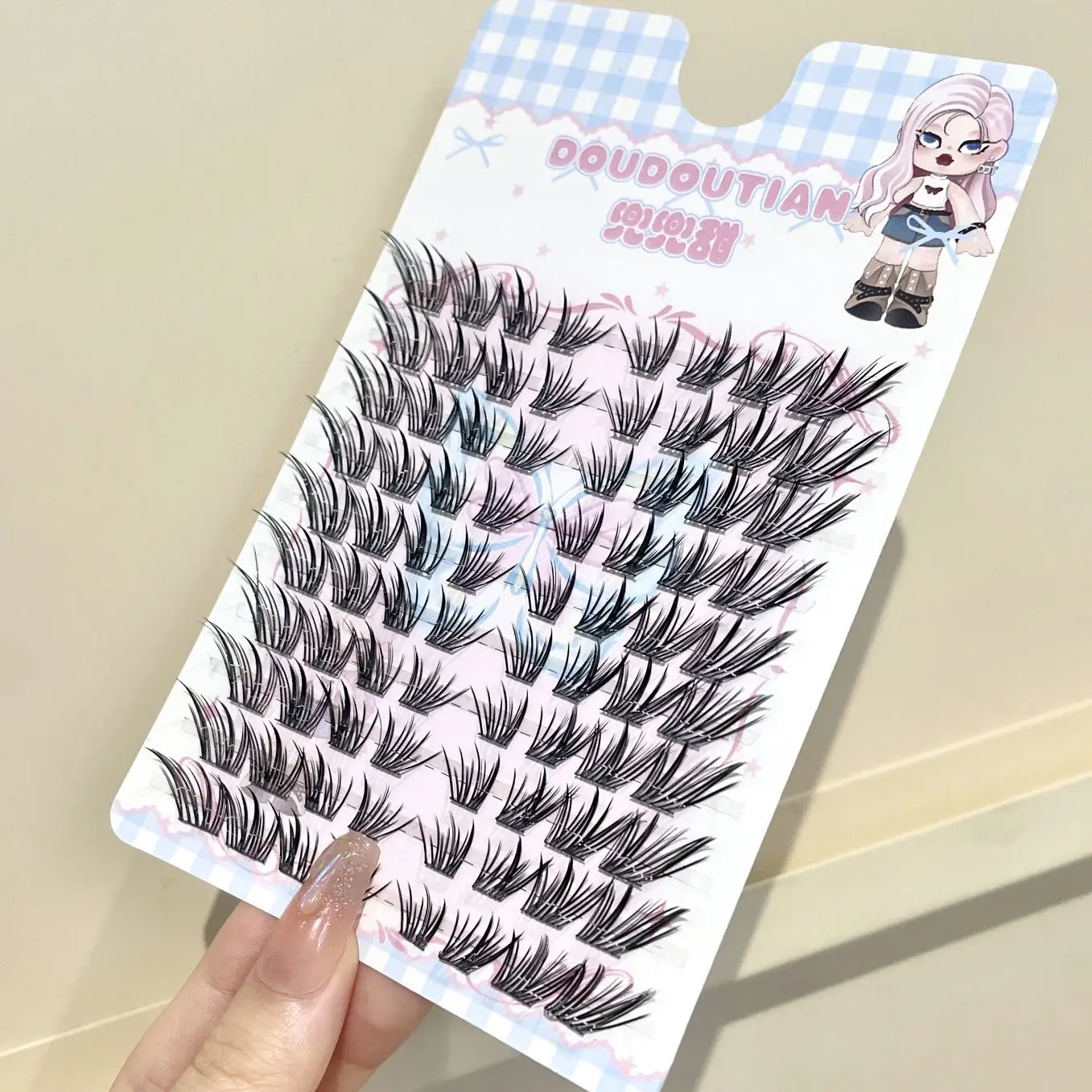 Doudoutian Fox Thai Manga Slanted Lashes Fine Soft Clusters Lightweight Invisible Clear Band Natural Thai Shooting Makeup view 3