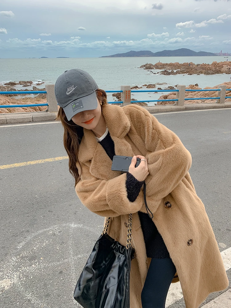 معطف شتوي سميك طويل لعام 2025 بياقة من فرو المنك الصناعي قطعة واحدة معطف فرو صديق للبيئة للنساء