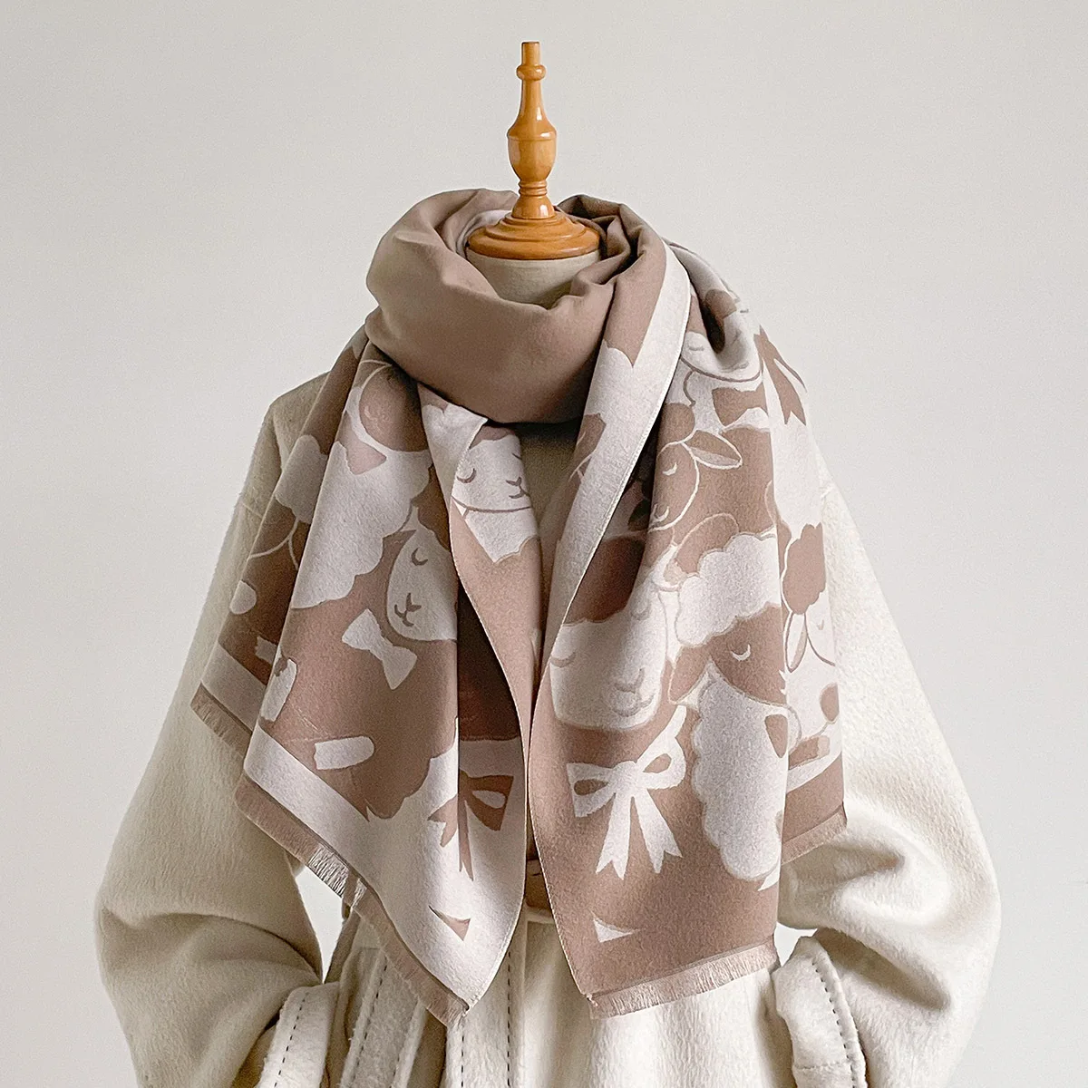 Bufanda larga de caxemir sintético con diseño de oveja de dibujos animados, suave y adorable, para mujer. Se puede usar por ambos lados, es ideal como chal cálido para el cuello y combina con todo tipo de prendas de abrigo.