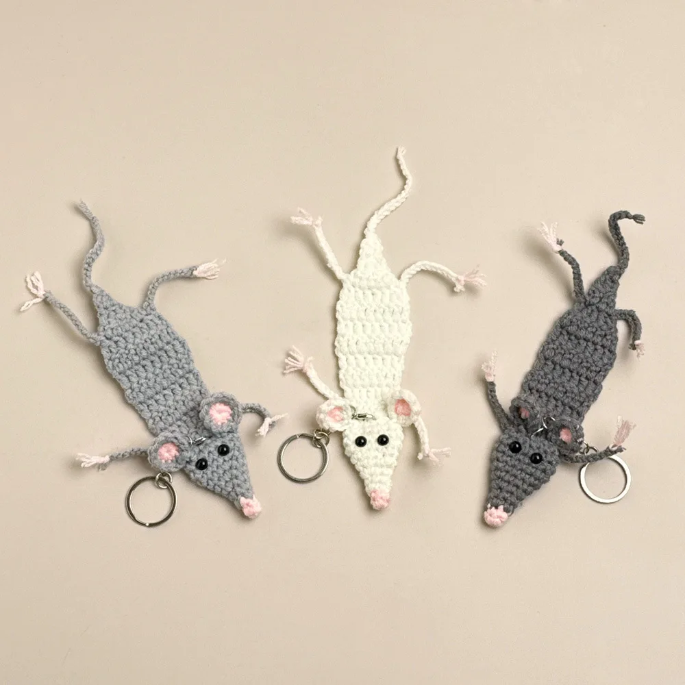Lustiger gehäkelter Maus-Anhänger, handgemachter gestrickter Maus-Schlüsselanhänger, niedlicher Tier-Anhänger für den Rucksack. – Detail 2