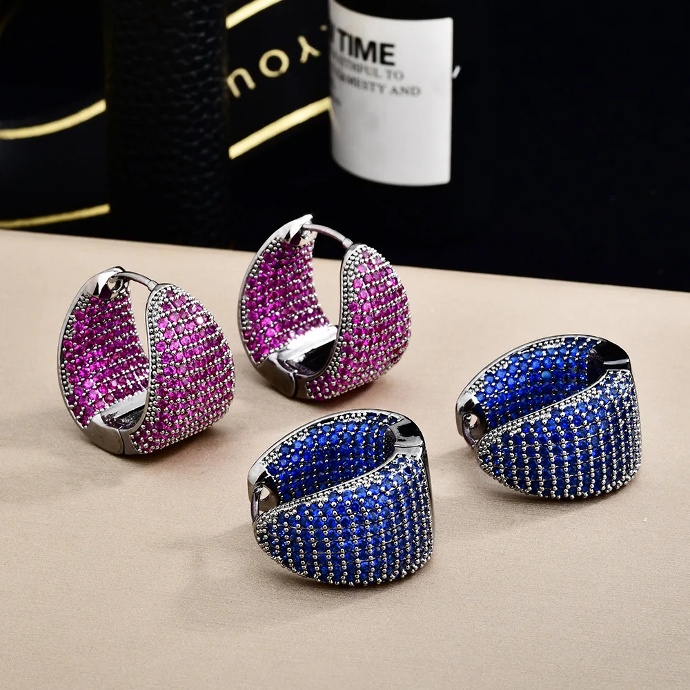 Cross-border retro light luxury high-end sense slightly inlaid with diamonds, water droplets, super flash ear buckles, fashion t