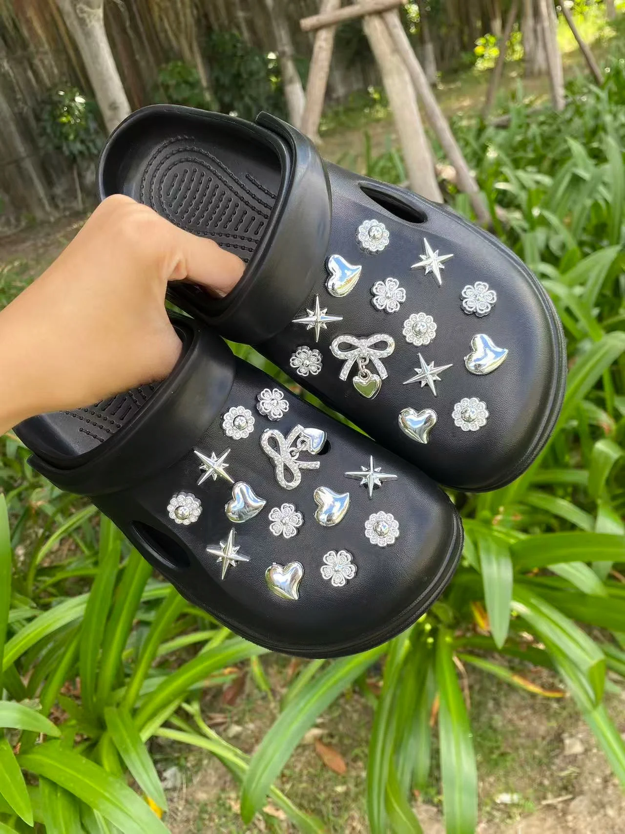 

26 украшений для обуви своими руками, такие как серебряные бантики, крестики в форме сердца и многофункциональные аксессуары для зажимов для обуви.