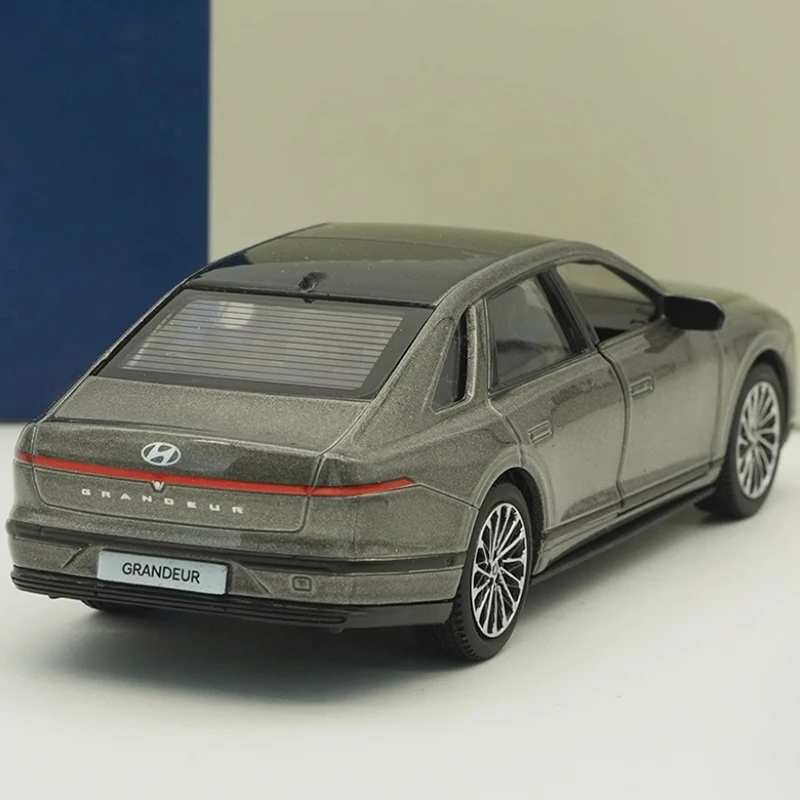 Moulé sous pression 1:38 échelle GRANDEU R tirer voiture alliage Simulation modèle de voiture adulte enfants passe-temps Collection décoration garçon cadeau affichage