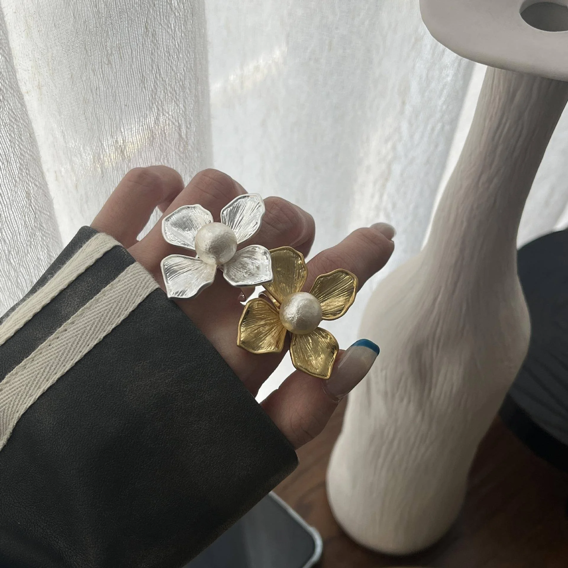 

Кольца с крупными жемчужными лепестками в золотом и серебряном двухцветном дизайне в форме цветка, универсальные кольца для повседневной носки и модных образов.