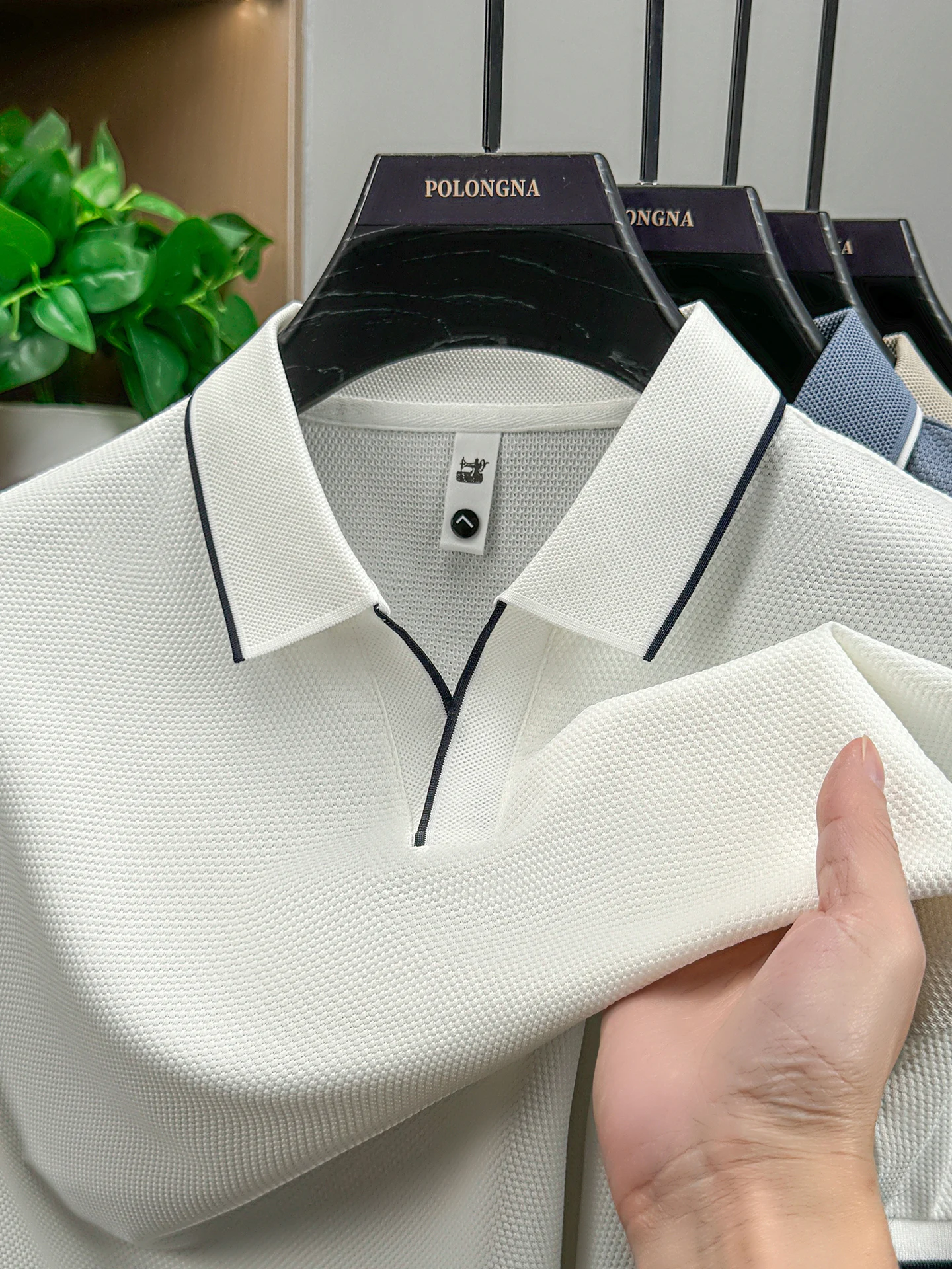Men'S Fashion V Neck T Shirts - เสื้อโปโลผู้ชายแขนสั้นสไตล์หรูหราเบาๆ สีพื้นใหม่ ระบายอากาศได้ดี เหมาะสำหรับใส่ทำงานหรือลำลอง คุณภาพสูง แฟชั่น