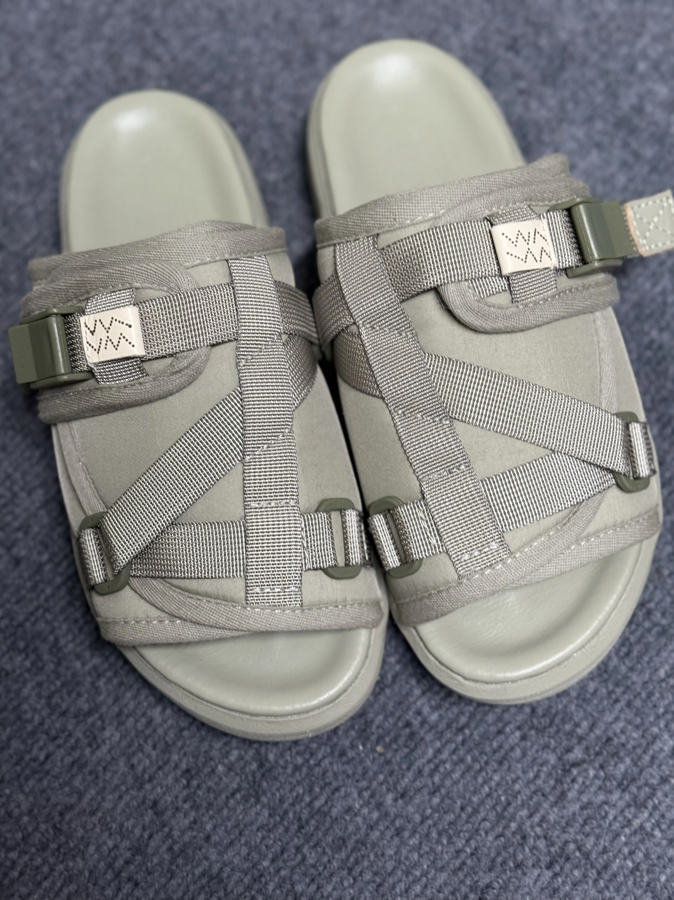 شبشب من جلد البقر للرجال على الطراز العرقي من Visvim 19SS