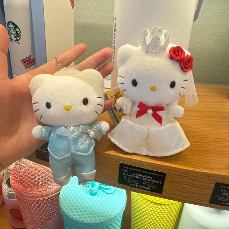 พวงกุญแจตุ๊กตาคู่รักการ์ตูนซานริโอ้ เฮลโล คิตตี้ ชุดแต่งงาน ซีรีส์แดเนียล ของตกแต่งกระเป๋าเป้สะพายหลังสำหรับเด็กผู้หญิง ของเล่นตกแต่งซิป