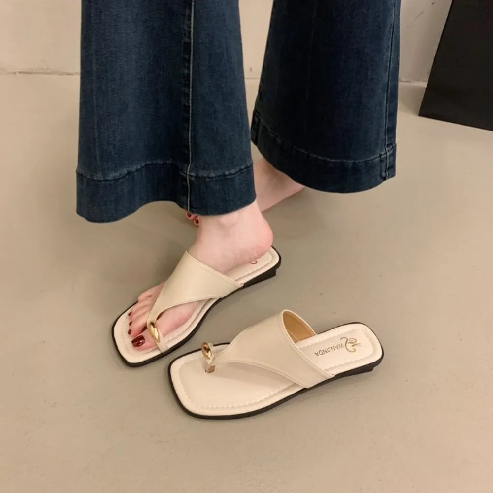 Damen Sommer Flip-Flops mit flacher Sohle, Zehenstegsandalen, eckige Zehenpartie, Kunstleder, weiche Sohle, rutschfeste Schuhe für Strandurlaub und Alltag – Detail 13