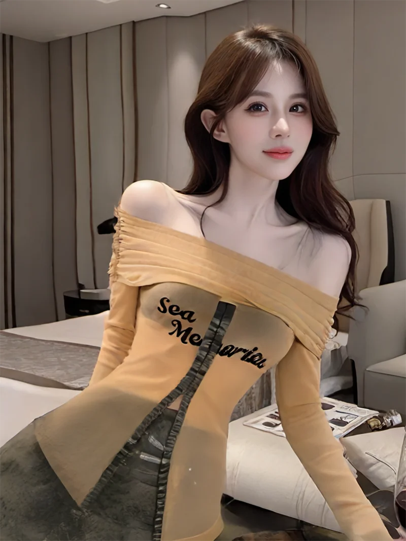 

Retro American Spicy Girl Letter Print Mesh One Shoulder Long Sleeve Base Shirt T-Shirt Sexy Shoulder Exposure City Walk Top