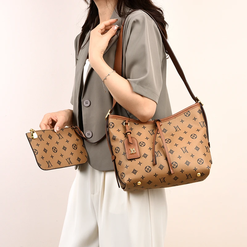 

Women's Fashionable Handbag in Real Leather, Crossbody Bag Messenger Shoulder Option Popular Elegant