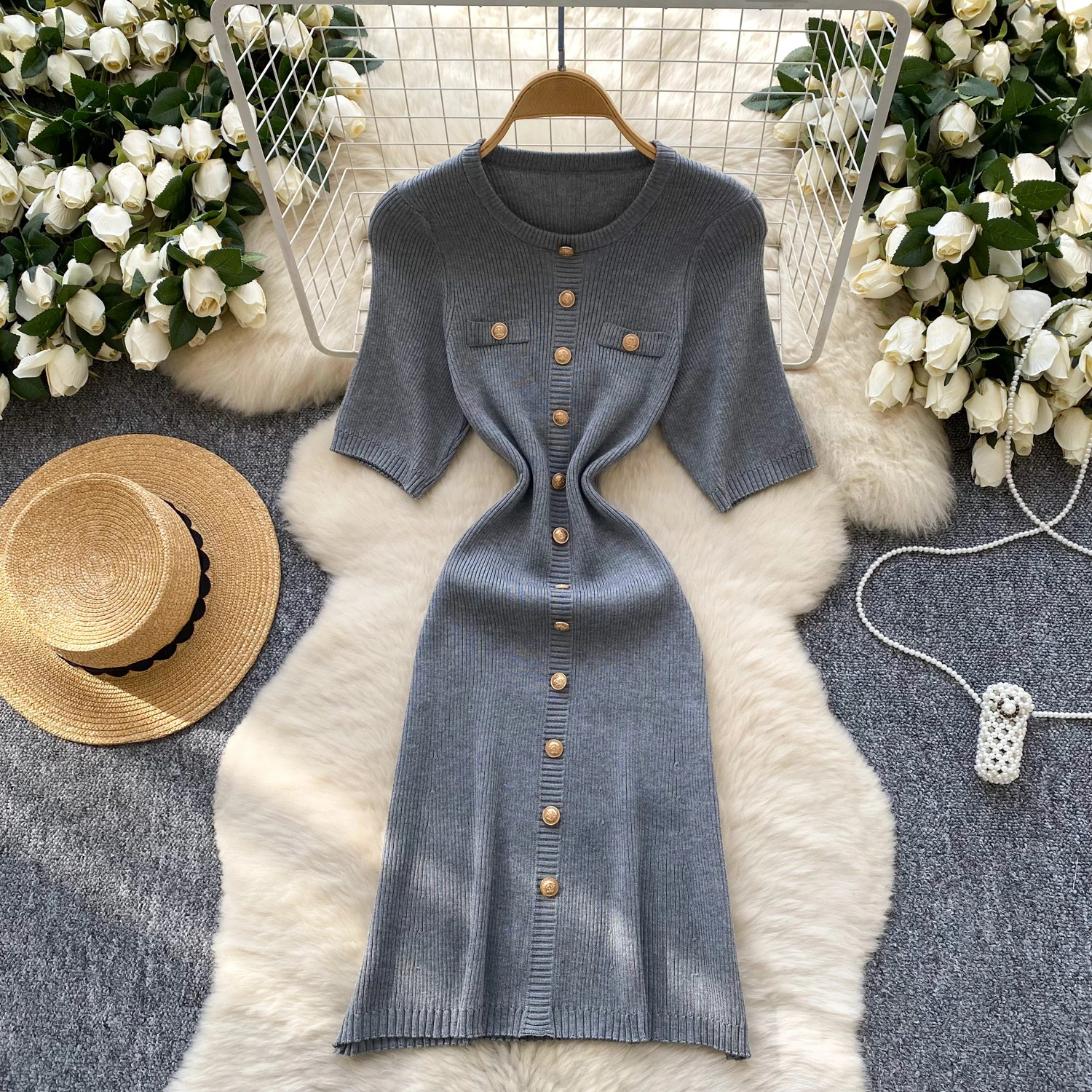 فستان محبوك أنيق بأكمام قصيرة للنساء من REALEFT موضة جديدة لربيع وصيف 2025 برقبة دائرية وأزرار فساتين نسائية غير رسمية