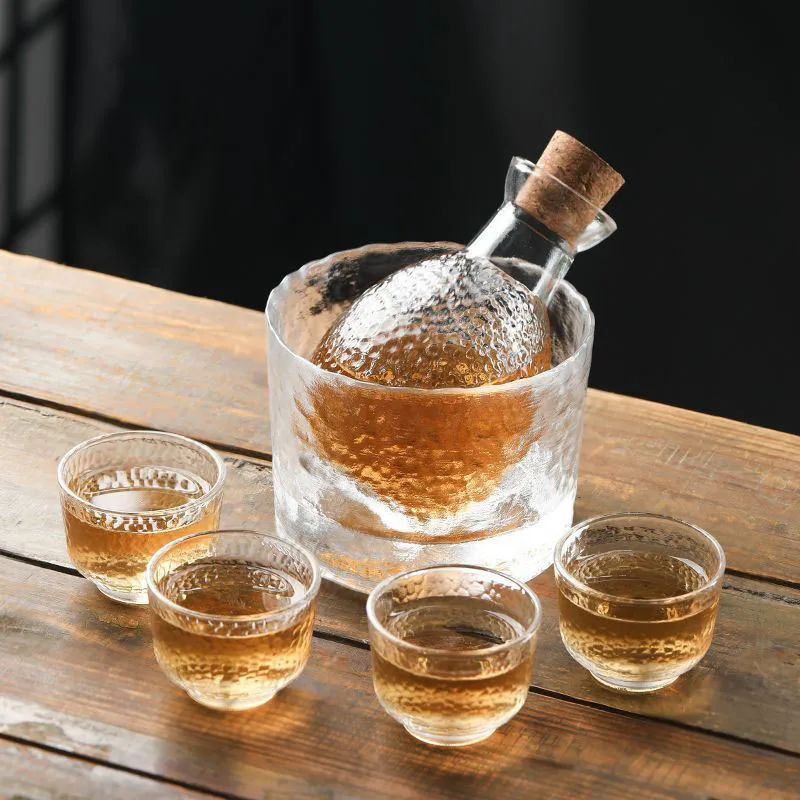 

Японский набор чашек и стеклянных чашек для саке, горшок для вина с деревянной пробкой, грелка для желтого вина и креативные бокалы для фруктового вина.