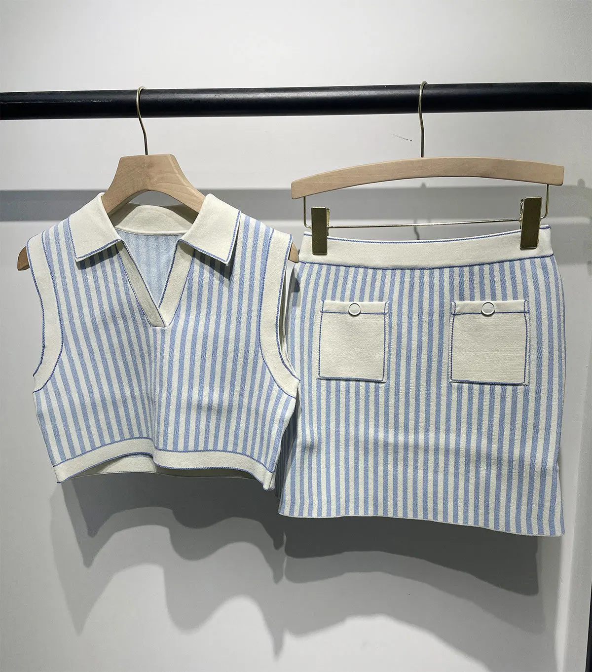 

Женский модный комплект с контрастными полосками: облегающий топ без рукавов или мини-юбка А-силуэта