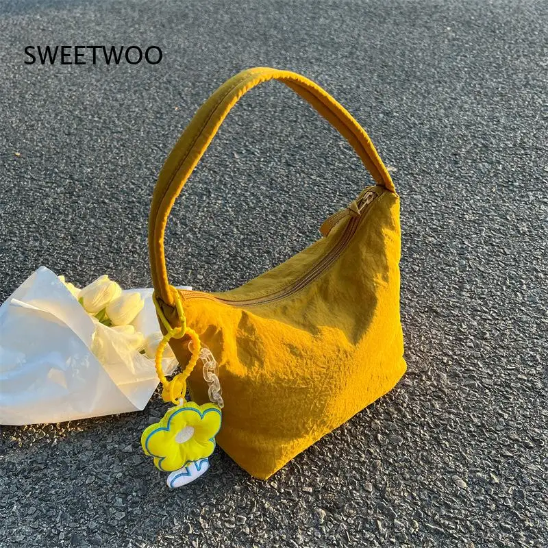 2026 Weiche Nylon Einfarbige Große Kapazität Unterarm-Tragetasche Breiter Schultergurt Passender Blumenanhänger Tägliche Arbeits-Aufbewahrungstasche