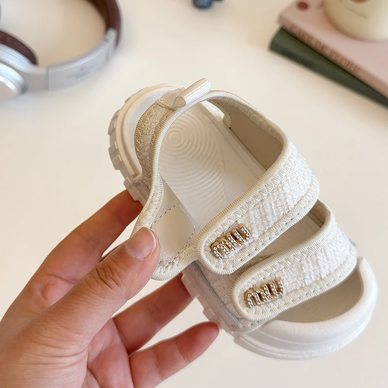 2025 صنادل أطفال أحذية شاطئ صيفية للأطفال الصغار صنادل بناتي صغيرة من حجر الراين موضة أصابع مغطاة مضادة للركلة للفتيات #4