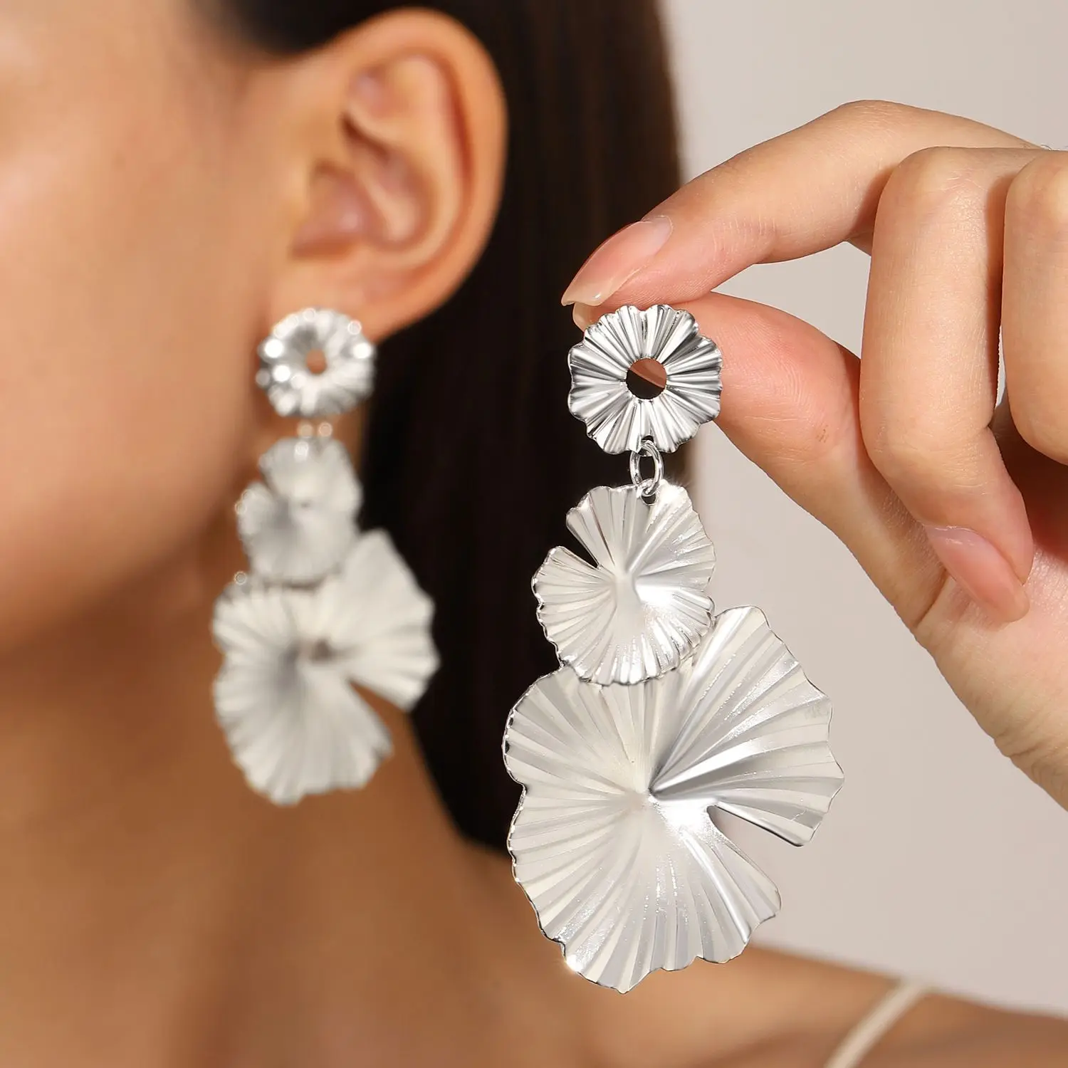 Fashion Exaggerated Flower Long Drop Earrings For Women Metal Earing Jewelry 2026 Trending New Vintage Gold Color Earrings Gifts