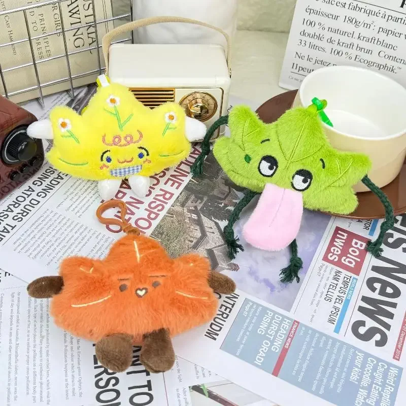 LLavero de peluche de hoja de arce pequeña y bonita de dibujos animados, colgante creativo para mochila, Mini muñeco de hoja simulada Kawaii, decoración, regalo para pareja