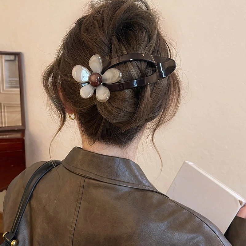 Creamy White 5-Petal Flower Claw Clip, Korean Style Accessory for Low Braids & Low Ponytail, Gentle Aesthetic Hair Decor